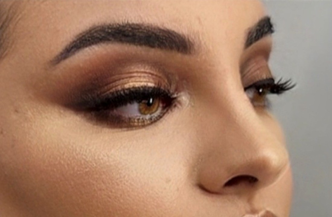 Detalle de sombras marrones suavemente difuminadas en maquillaje soft glam