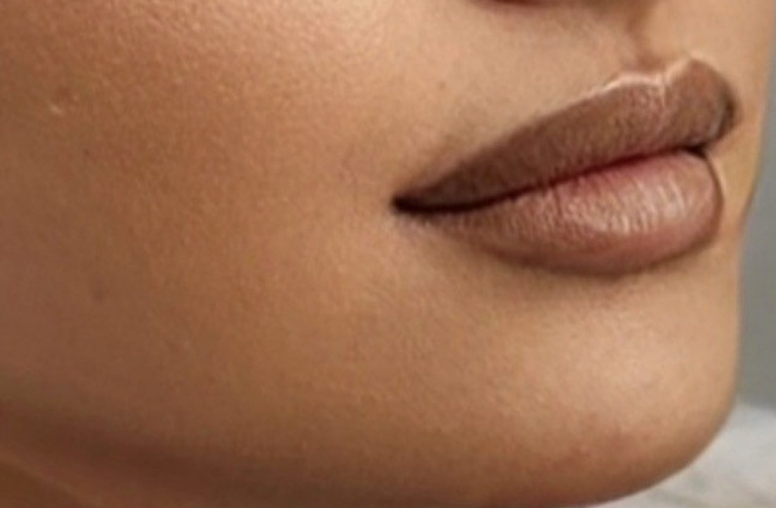 Primer plano de labios nude marrón rosado perfilados con definición