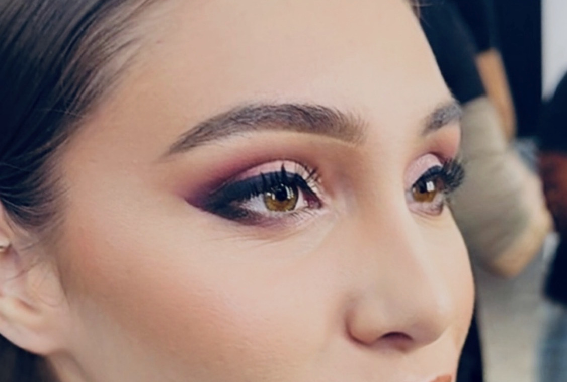 Detalle de sombras violetas difuminadas en un maquillaje de ojos